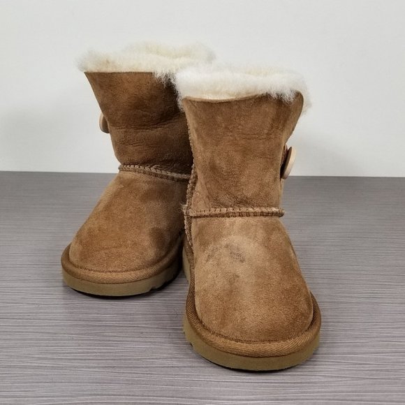 UGG Bailey Button II Kids Boot, Tan Suede, Toddlers Size 6 US / 22.5 - Picture 4 of 13